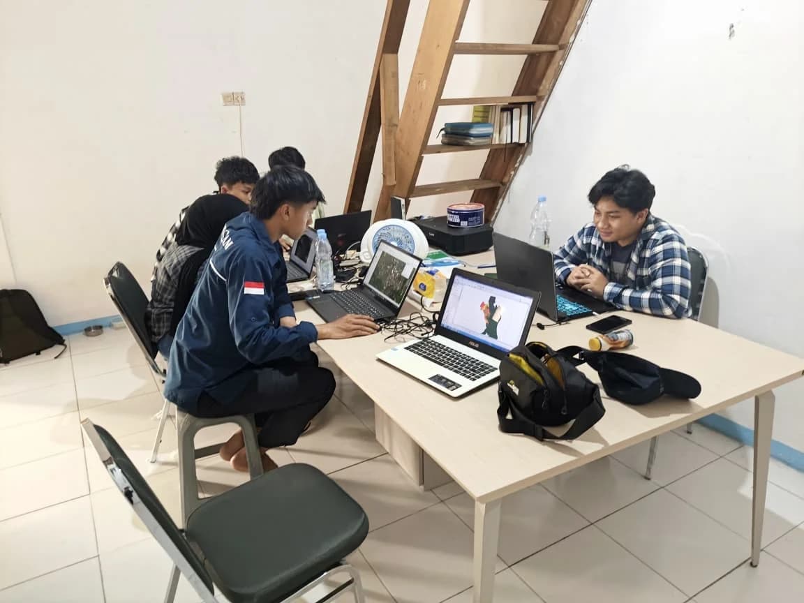 Suasana kegiatan magang peserta SMK Adhiyaksa Bogor di ruang kerja P4I.