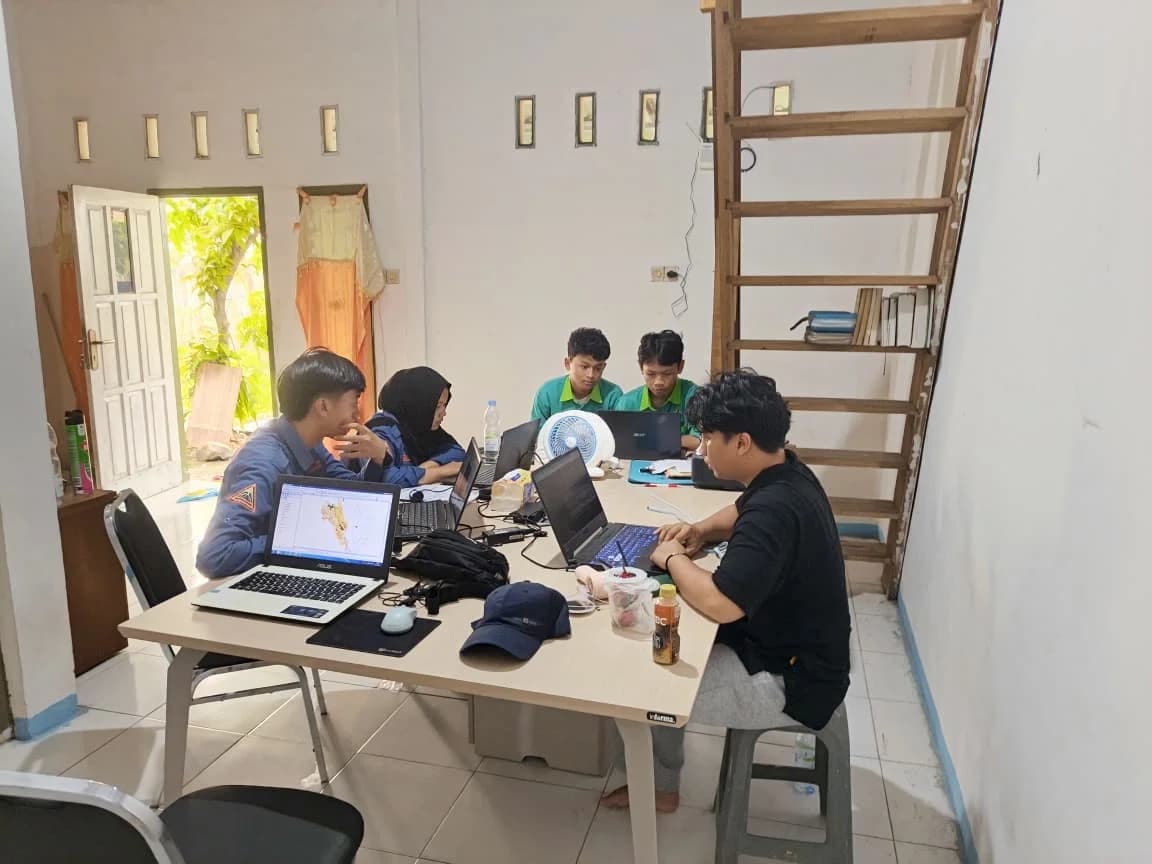Suasana kegiatan magang peserta SMK Adhiyaksa Bogor di ruang kerja P4I.