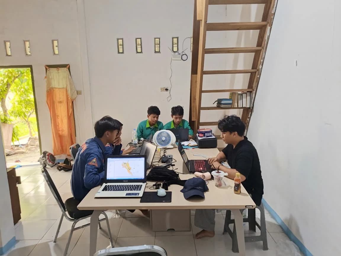 Suasana kegiatan magang peserta SMK Adhiyaksa Bogor di ruang kerja P4I.